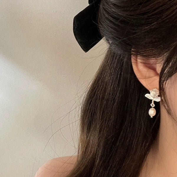 Ohrringe mit weißer Rose und Perle
