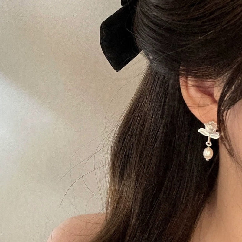 Ohrringe mit weißer Rose und Perle