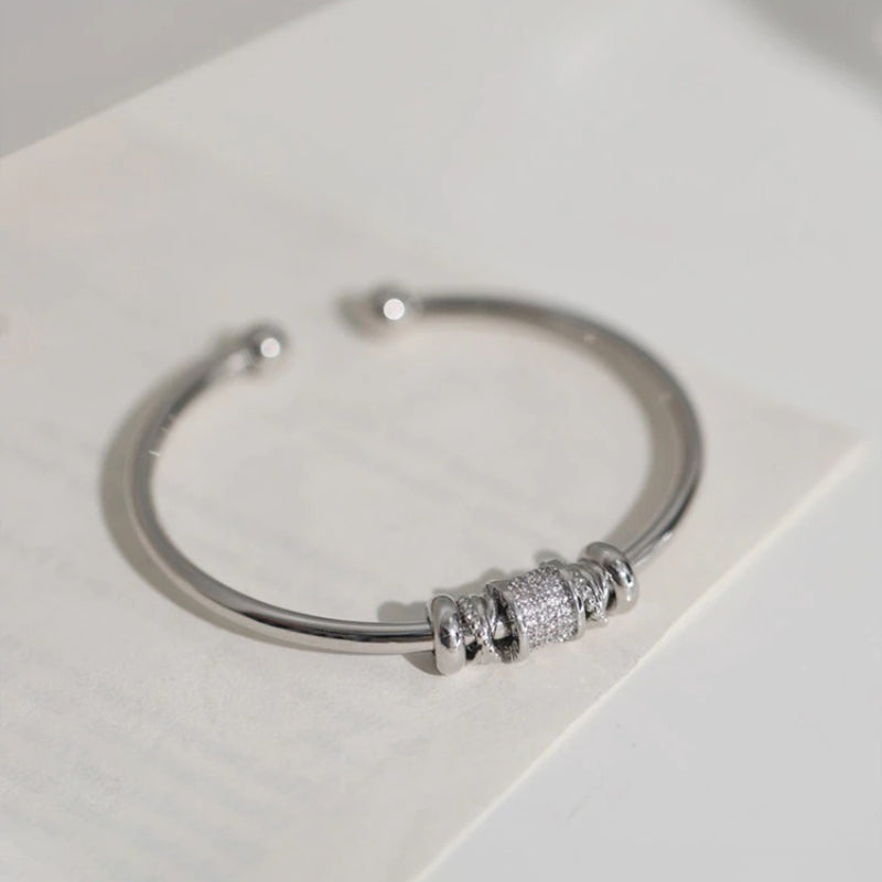 Eleganter Armreif mit Strass-Anhängern