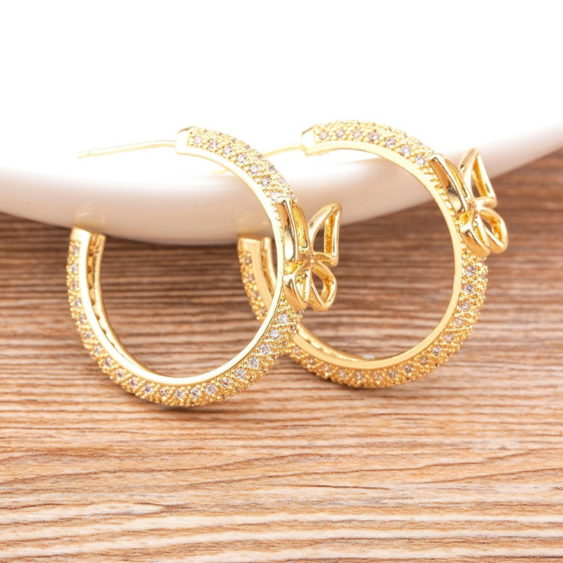 Tadellose mit Zirkonia verzierte Schmetterlings-Creolen