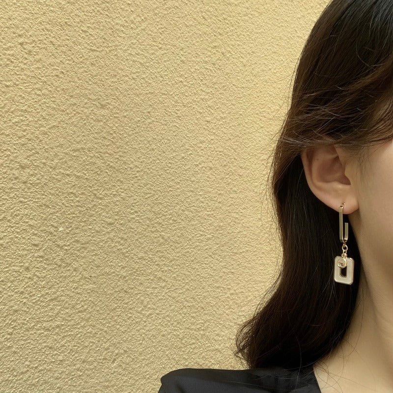 Beeindruckende asymmetrische Fashion-Statement-Ohrringe mit runden und quadratischen Quasten