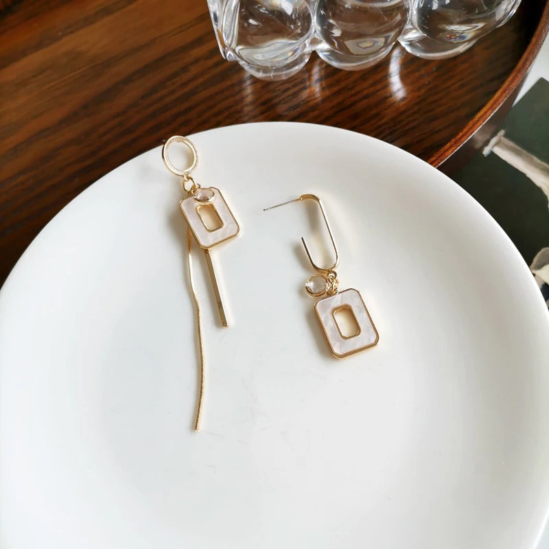 Beeindruckende asymmetrische Fashion-Statement-Ohrringe mit runden und quadratischen Quasten