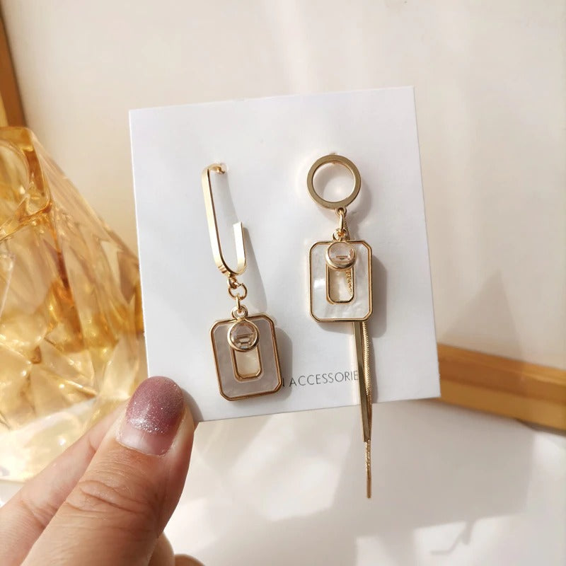 Beeindruckende asymmetrische Fashion-Statement-Ohrringe mit runden und quadratischen Quasten