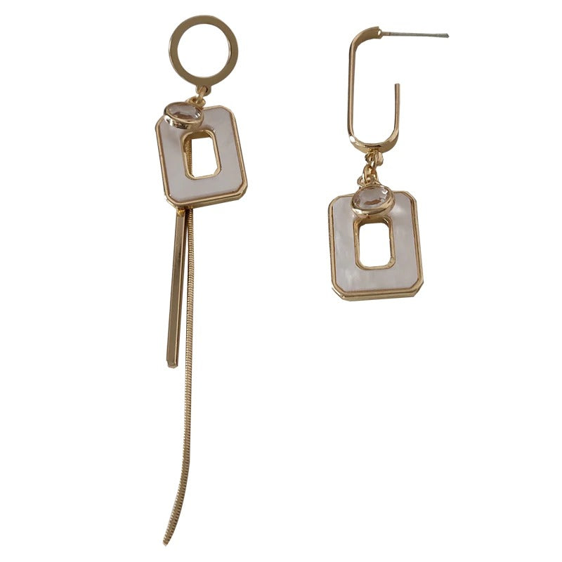 Beeindruckende asymmetrische Fashion-Statement-Ohrringe mit runden und quadratischen Quasten