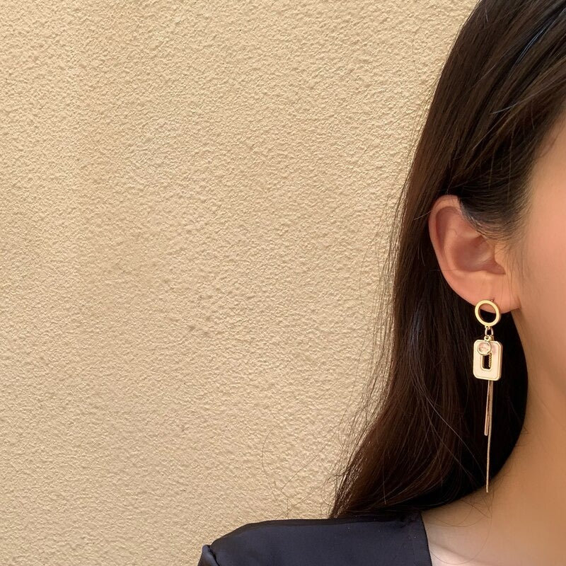 Beeindruckende asymmetrische Fashion-Statement-Ohrringe mit runden und quadratischen Quasten