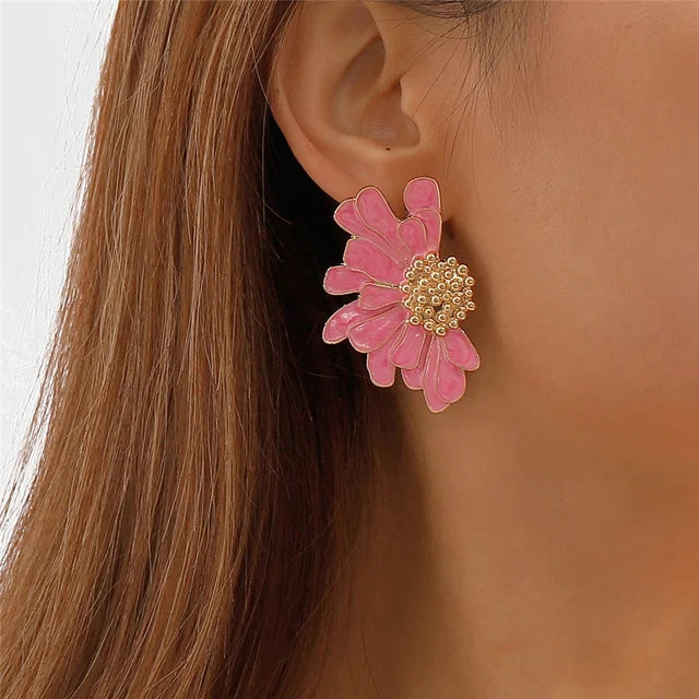 Elegante goldene Blumenohrringe - Statement Floral Daisy Botanischer Schmuck