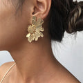 Elegante goldene Blumenohrringe - Statement Floral Daisy Botanischer Schmuck