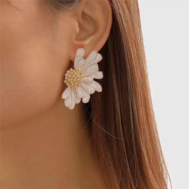 Elegante goldene Blumenohrringe - Statement Floral Daisy Botanischer Schmuck