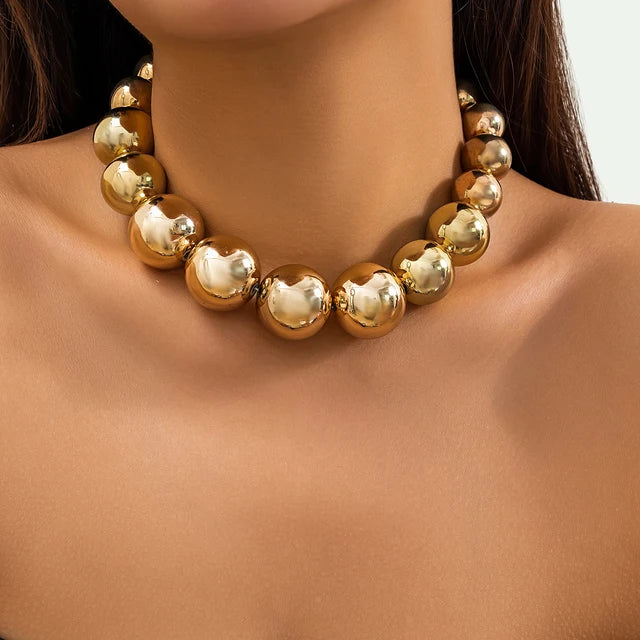 Goldene Statement-Kette – klobiger Luxus-Choker, kugelförmiges Design