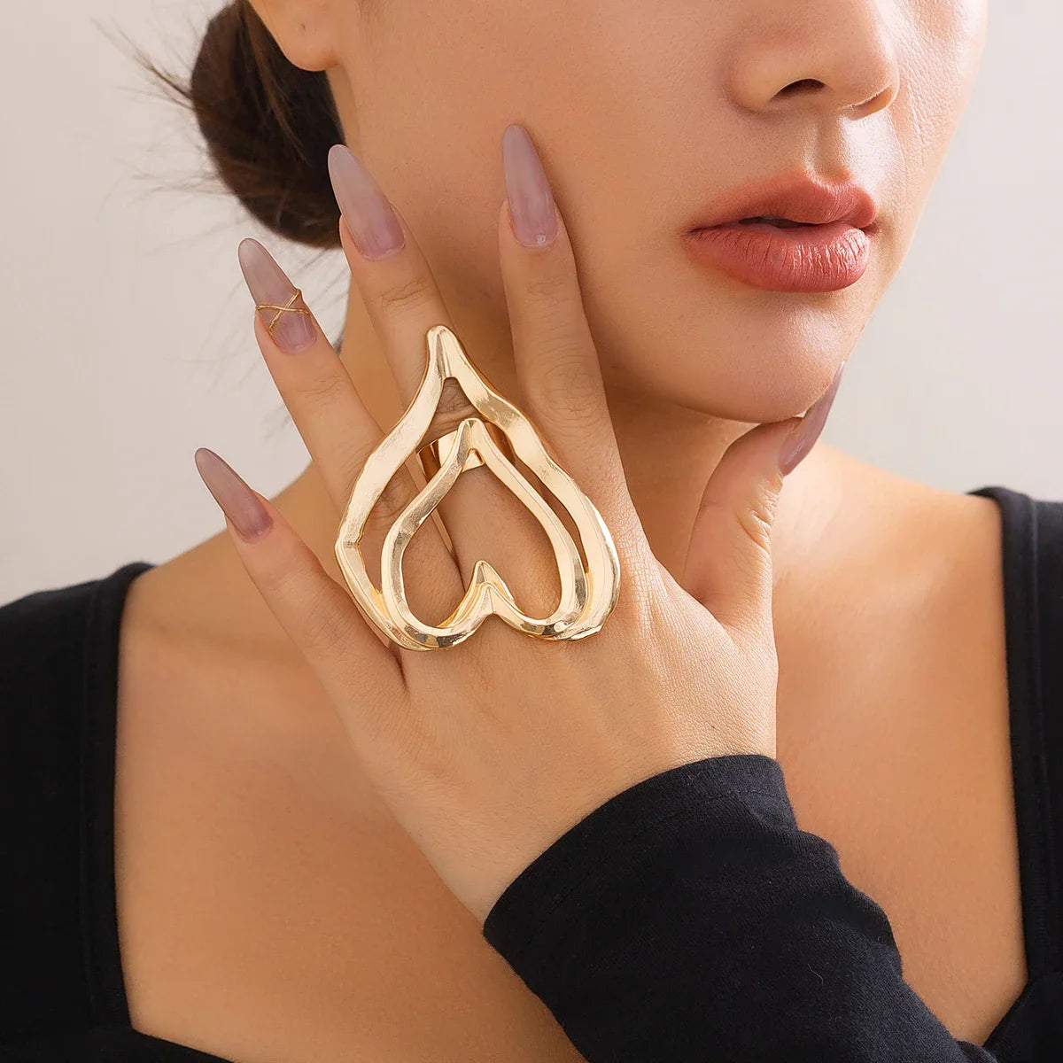 Herzförmiger Ring - Übergroßes Statement, künstlerisches Design