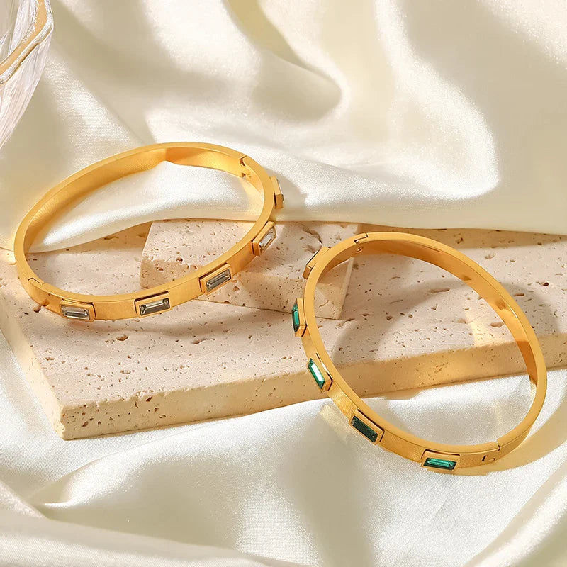 Elegantes geometrisches Armband in Smaragdgrün und Gold – Luxus-Designer-Armreif für Damen