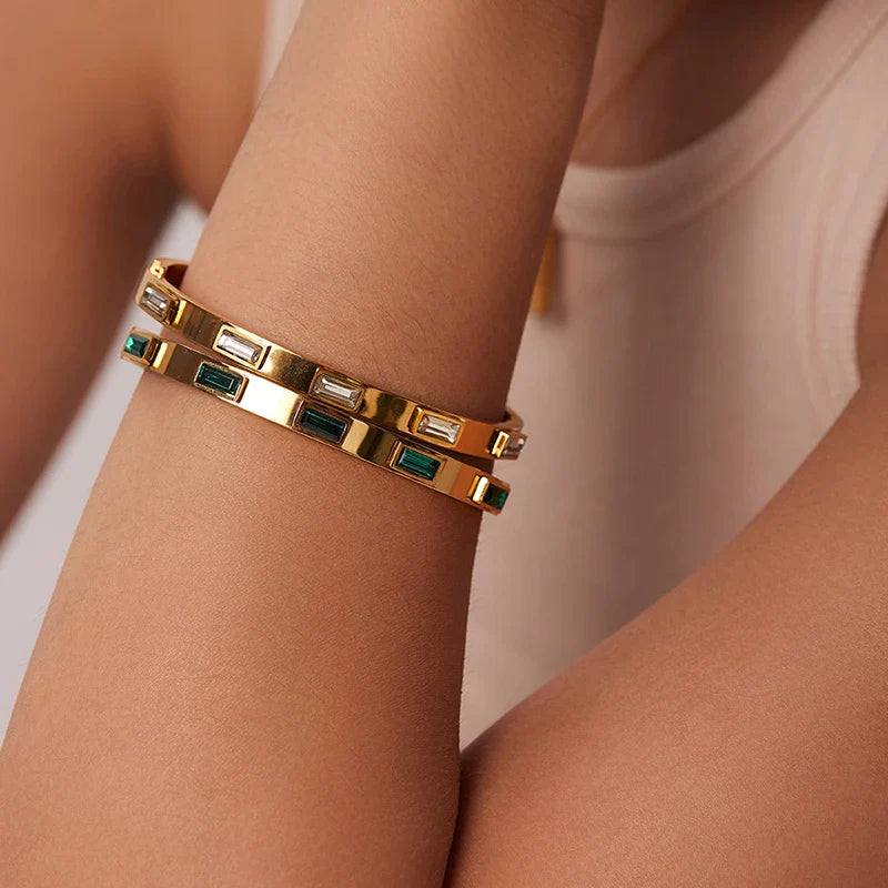 Elegantes geometrisches Armband in Smaragdgrün und Gold – Luxus-Designer-Armreif für Damen