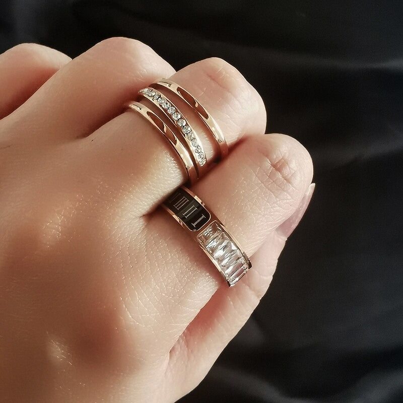 Filigrane, mit Zirkonen verzierte Ringe aus Edelstahl mit Herzmotiv