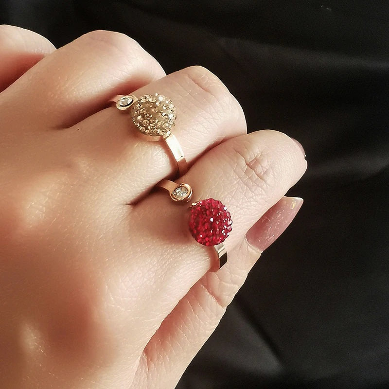 Filigrane, mit Zirkonen verzierte Ringe aus Edelstahl mit Herzmotiv