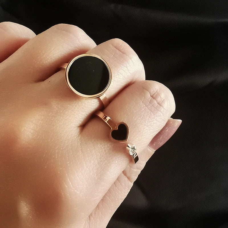 Filigrane, mit Zirkonen verzierte Ringe aus Edelstahl mit Herzmotiv