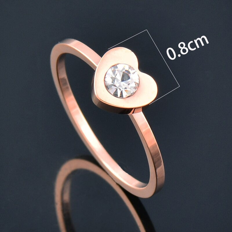 Filigrane, mit Zirkonen verzierte Ringe aus Edelstahl mit Herzmotiv