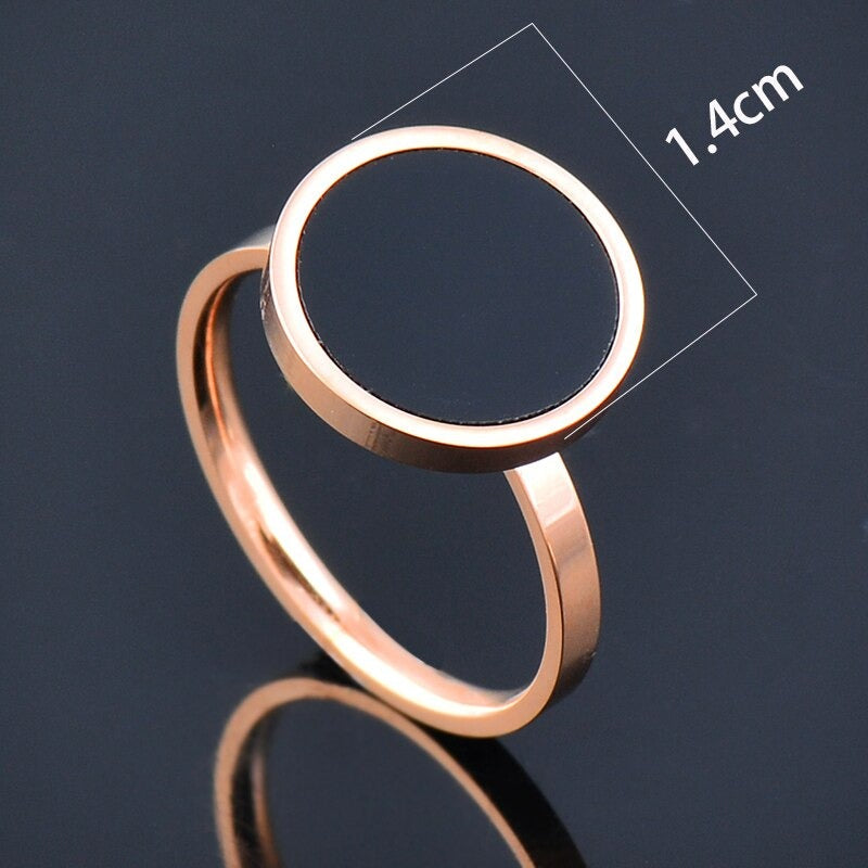 Filigrane, mit Zirkonen verzierte Ringe aus Edelstahl mit Herzmotiv