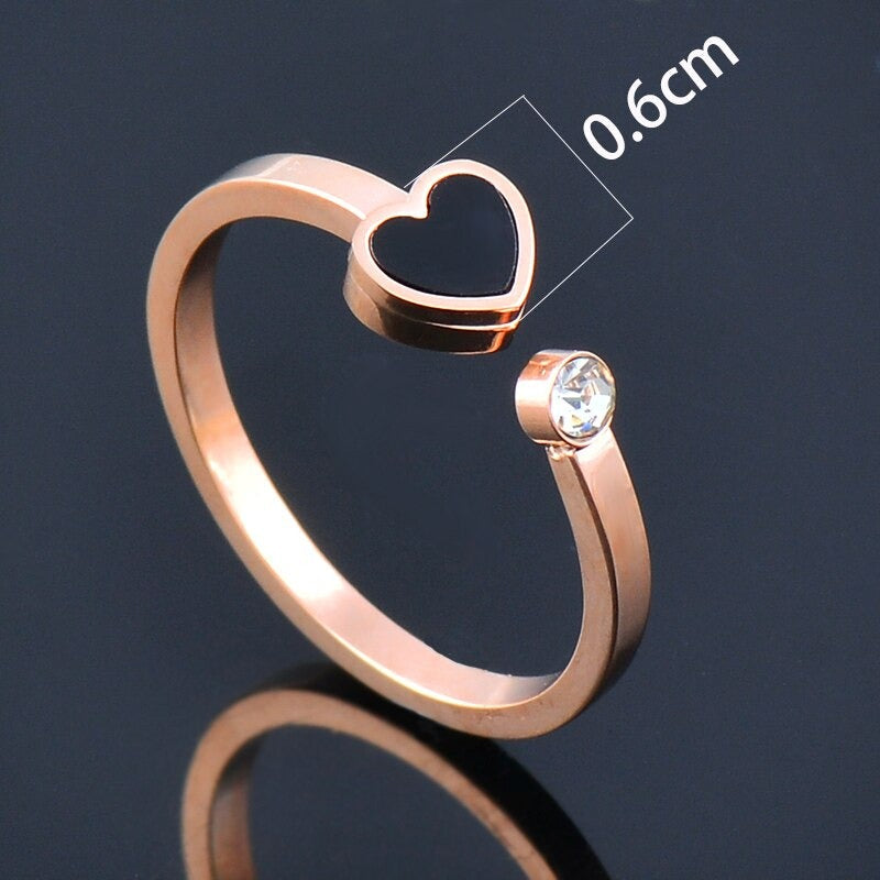 Filigrane, mit Zirkonen verzierte Ringe aus Edelstahl mit Herzmotiv