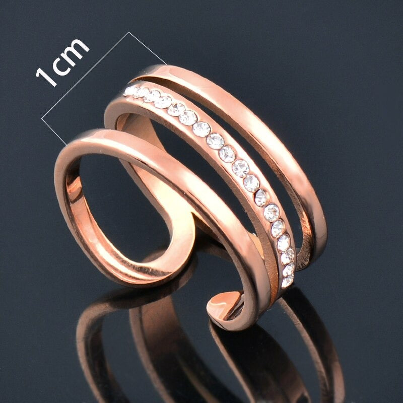 Filigrane, mit Zirkonen verzierte Ringe aus Edelstahl mit Herzmotiv