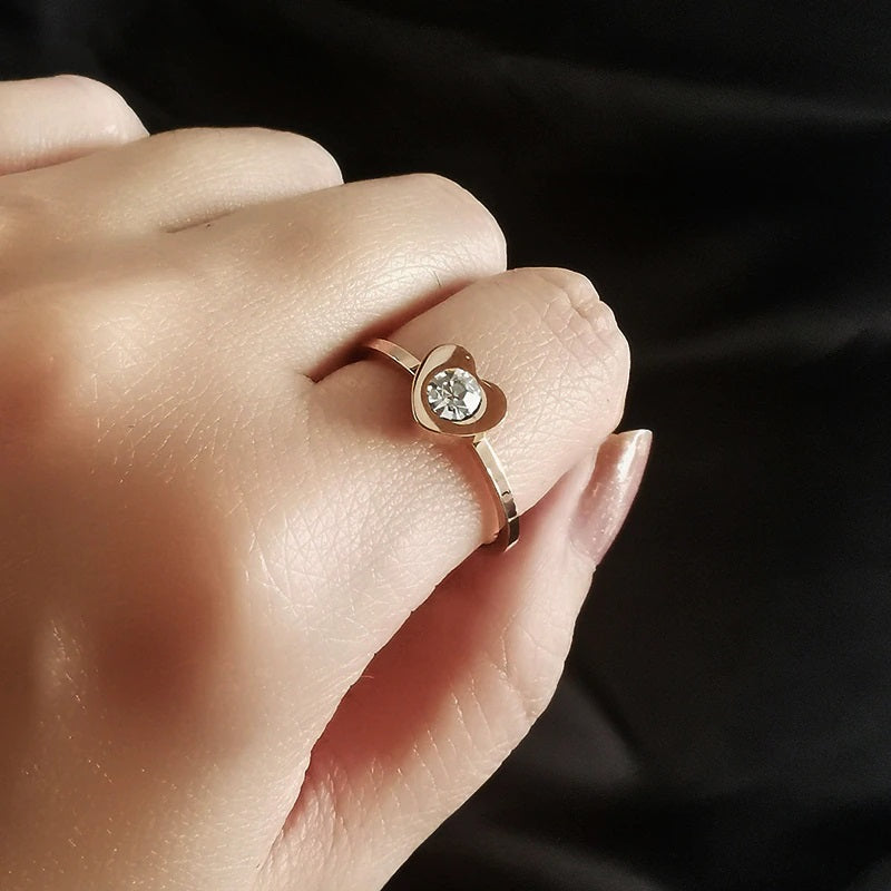 Filigrane, mit Zirkonen verzierte Ringe aus Edelstahl mit Herzmotiv