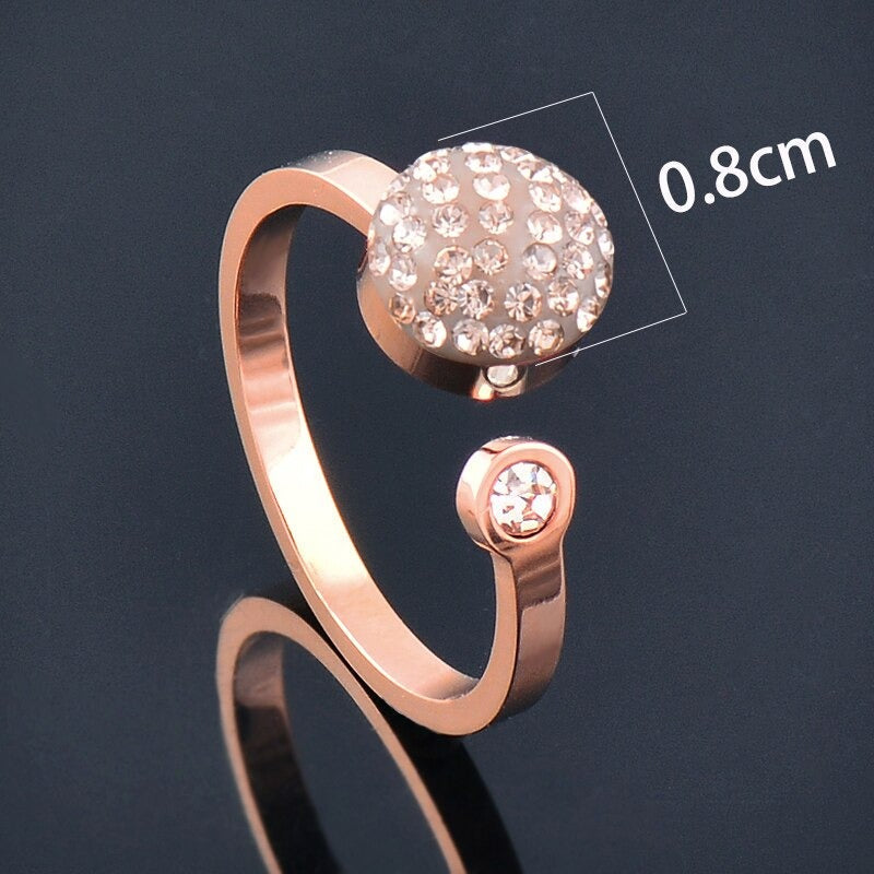 Filigrane, mit Zirkonen verzierte Ringe aus Edelstahl mit Herzmotiv