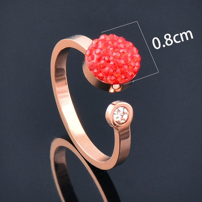 Filigrane, mit Zirkonen verzierte Ringe aus Edelstahl mit Herzmotiv