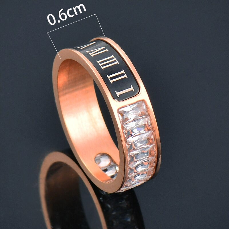 Filigrane, mit Zirkonen verzierte Ringe aus Edelstahl mit Herzmotiv