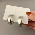 Breiter Ohrring in Gold & Silber aus schwerem Material