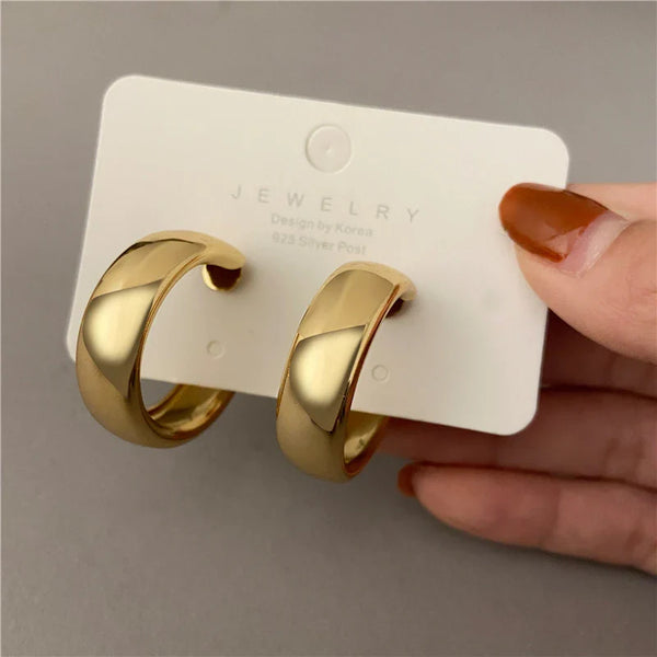 Breiter Ohrring in Gold & Silber aus schwerem Material