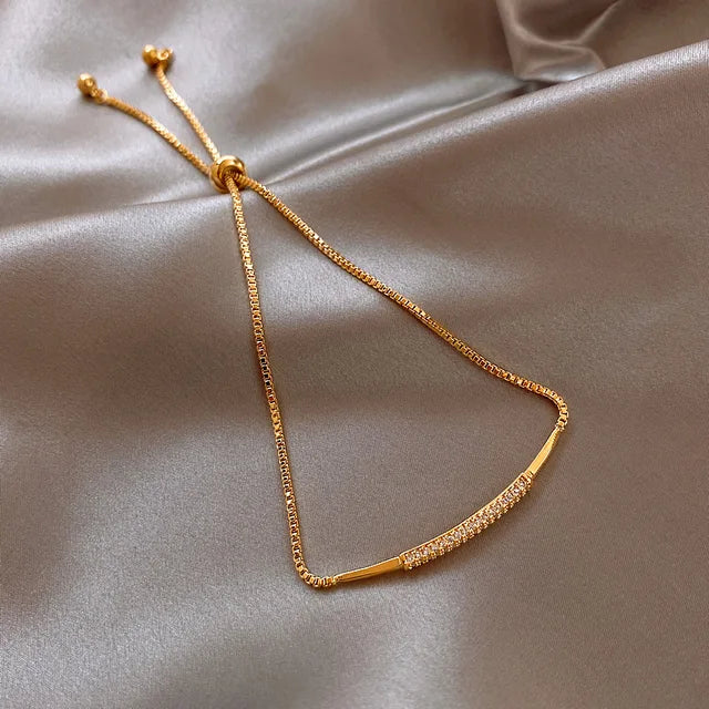 Elegantes goldenes Blumenarmband für Damen – verstellbar, mit Kristallen verziert