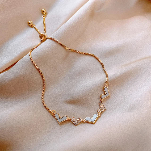 Elegantes goldenes Blumenarmband für Damen – verstellbar, mit Kristallen verziert