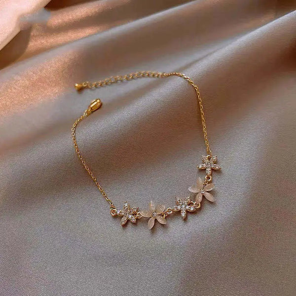Elegantes goldenes Blumenarmband für Damen – verstellbar, mit Kristallen verziert