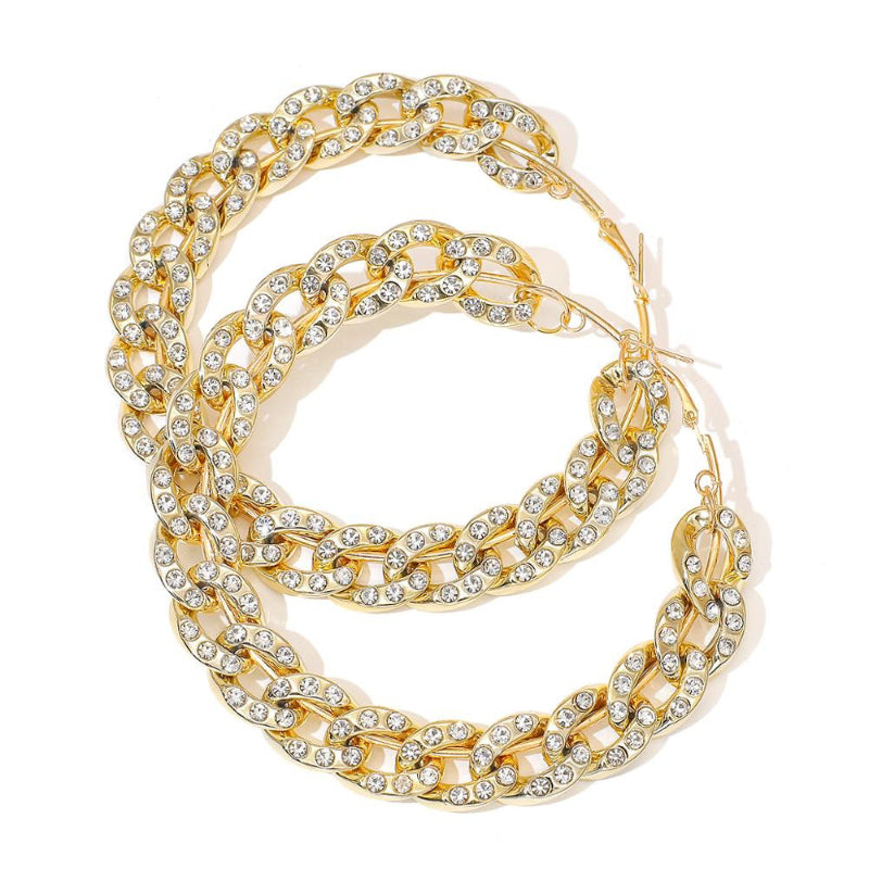 Übergroße, auffällige Creolen mit eingelassenen Strasssteinen und dicken Ketten