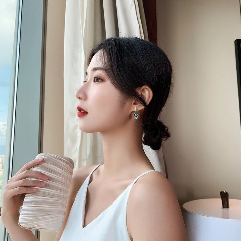 Üppiger Smaragd-inspirierter Modeschmuck aus Ohrringen, Halsketten und Ringen