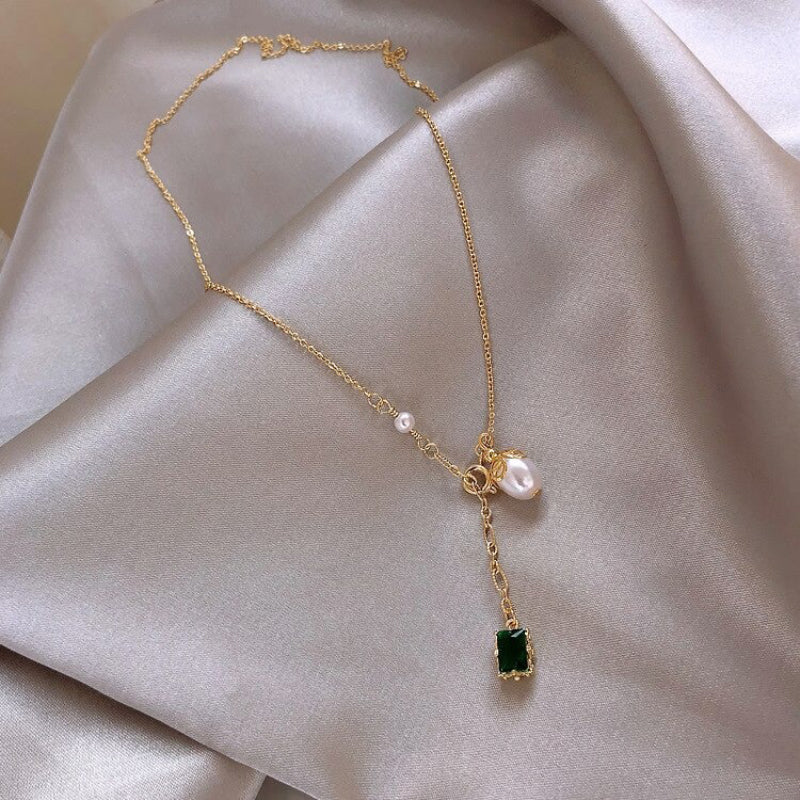 Üppiger Smaragd-inspirierter Modeschmuck aus Ohrringen, Halsketten und Ringen