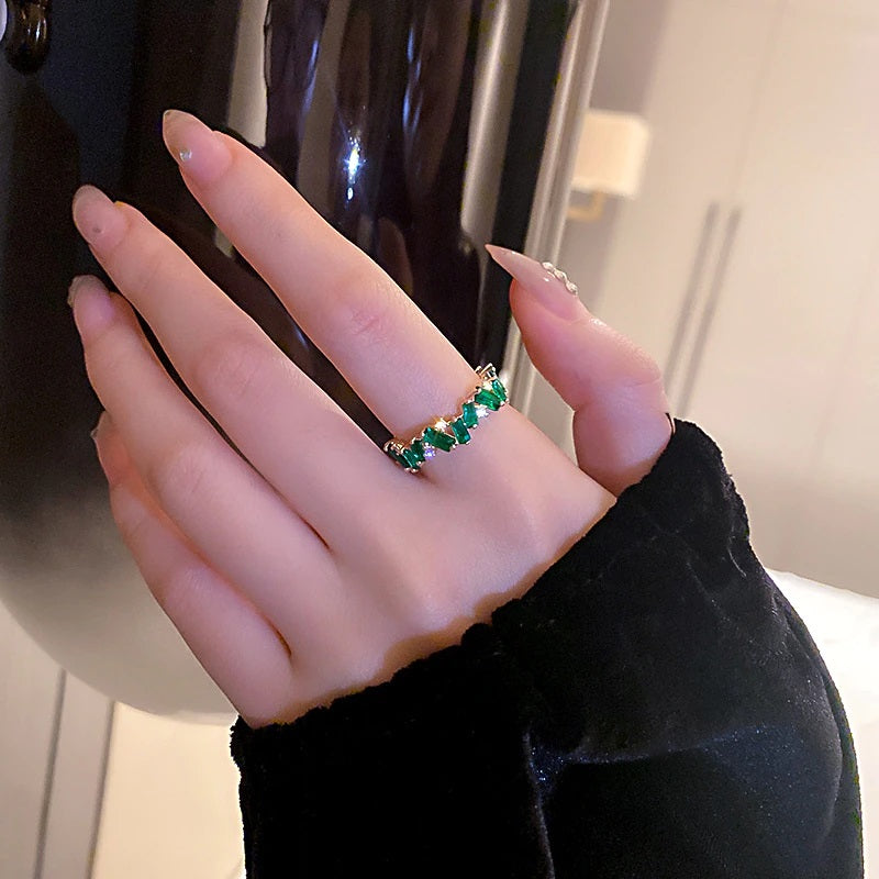 Üppiger Smaragd-inspirierter Modeschmuck aus Ohrringen, Halsketten und Ringen