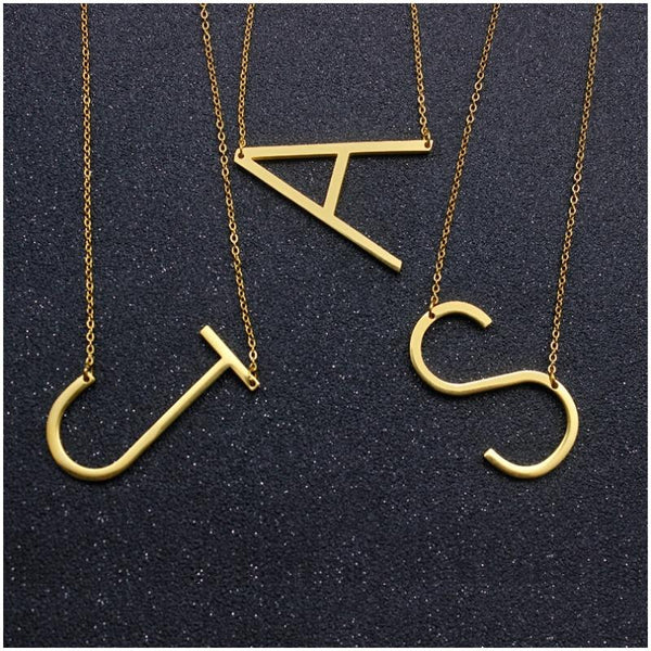 Halskette mit Buchstaben-Anhänger