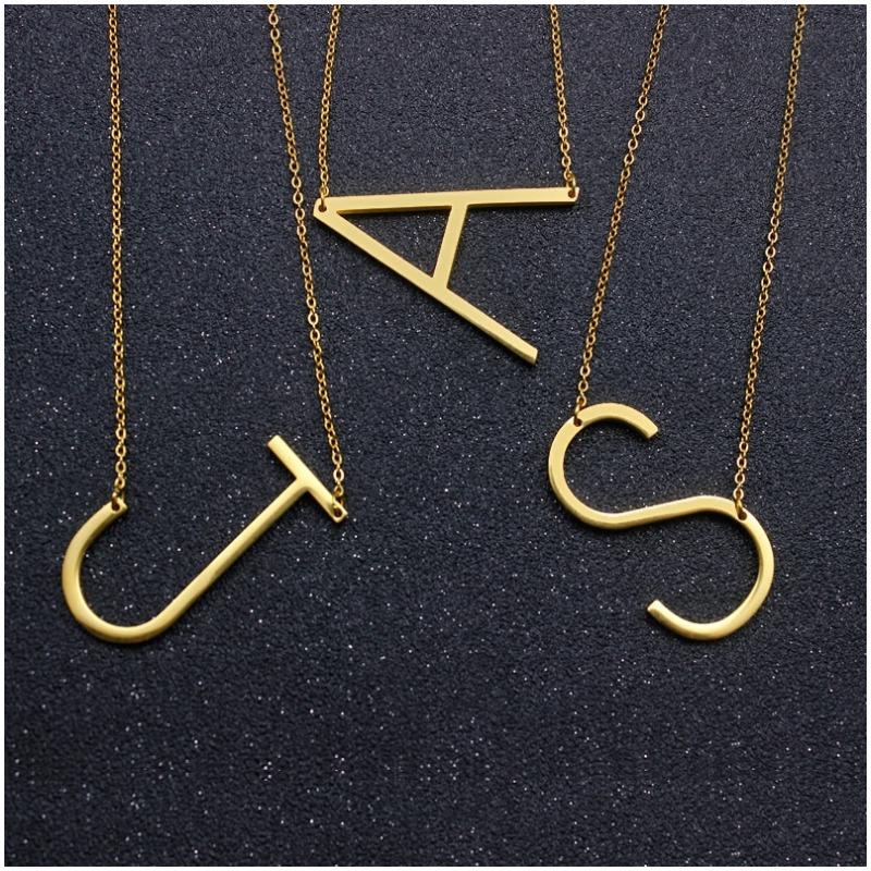 Halskette mit Buchstaben-Anhänger