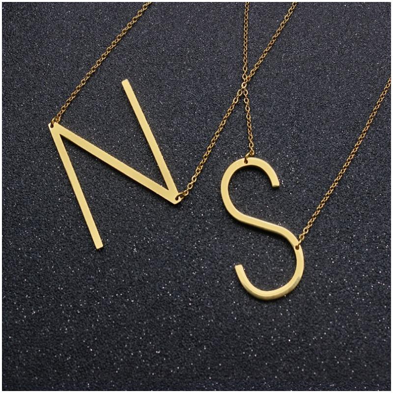 Halskette mit Buchstaben-Anhänger