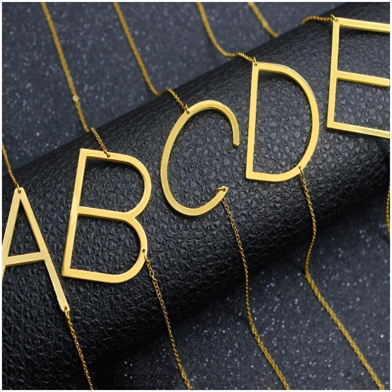 Halskette mit Buchstaben-Anhänger