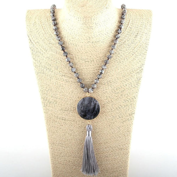 Lange Statement-Kette mit Perlen, Steinen und Quasten