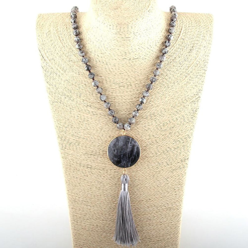 Lange Statement-Kette mit Perlen, Steinen und Quasten