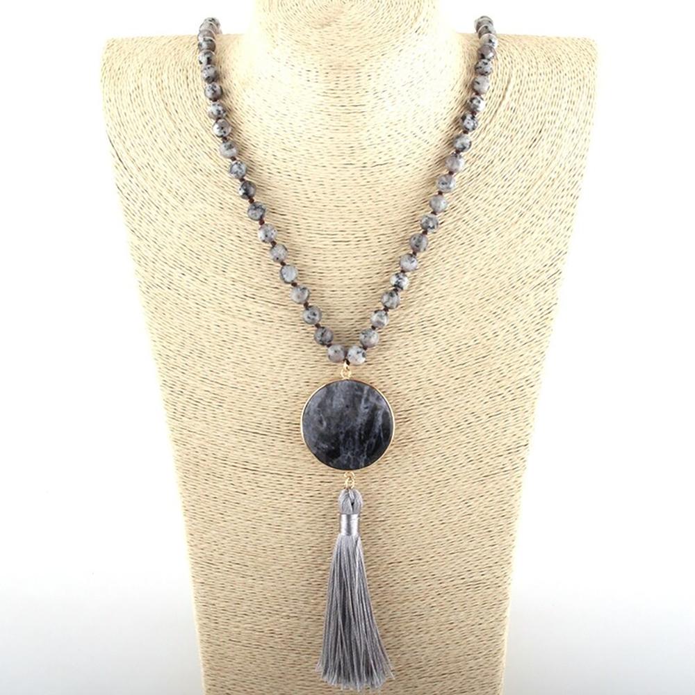 Lange Statement-Kette mit Perlen, Steinen und Quasten