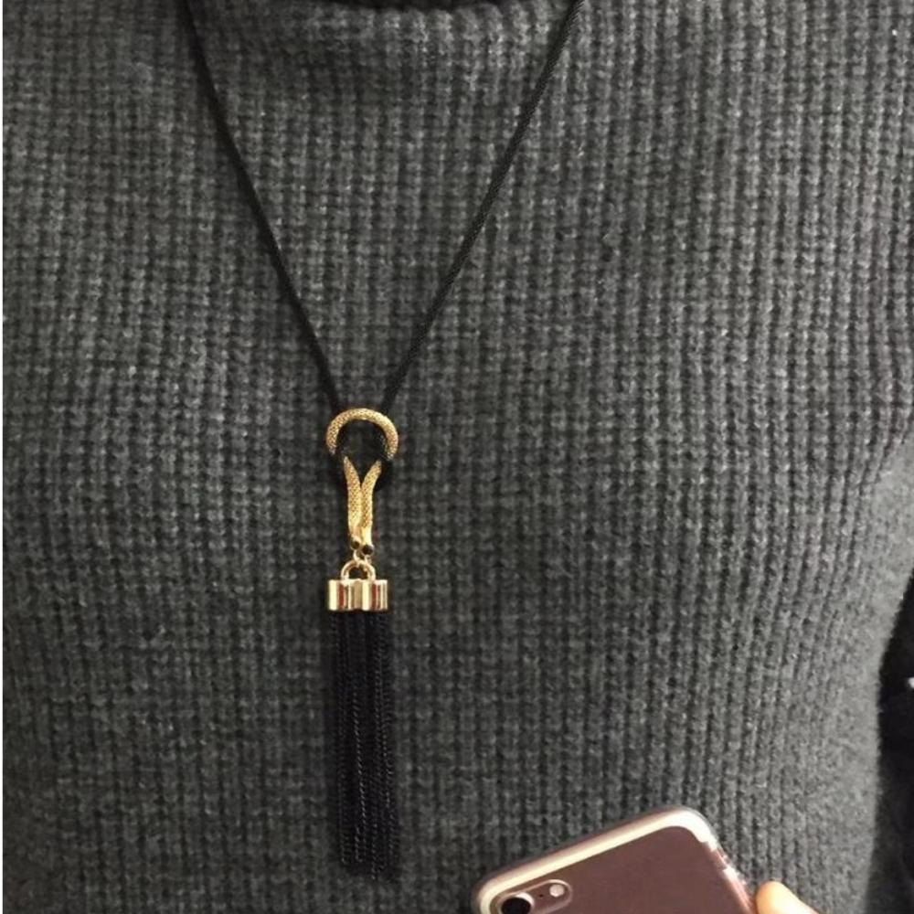 Lange, schwarze Statement-Halskette mit Kette und Quaste