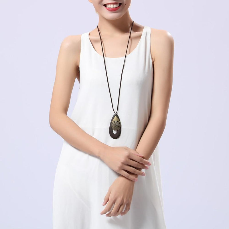 Lange Statement-Halskette aus Holz im Vintage-Stil