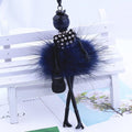 Hübsche Fashionista-Puppe mit flauschiger Halskette mit Strass-Kleid-Anhänger