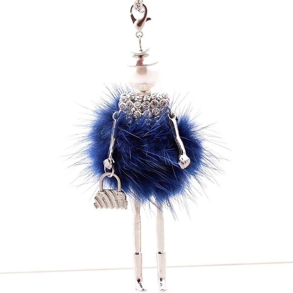 Hübsche Fashionista-Puppe mit flauschiger Halskette mit Strass-Kleid-Anhänger