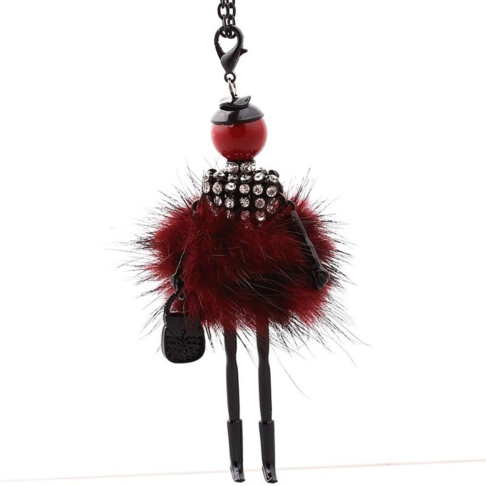 Hübsche Fashionista-Puppe mit flauschiger Halskette mit Strass-Kleid-Anhänger