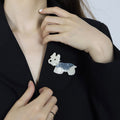 Hübsche, handgefertigte Brosche aus Acryl in Hundeform