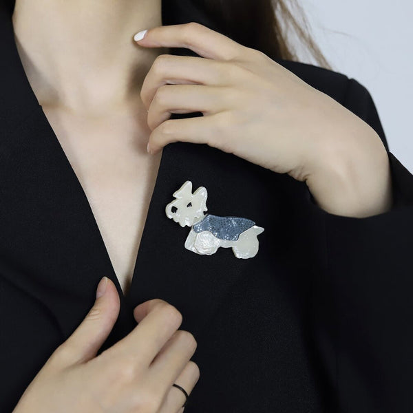 Hübsche, handgefertigte Brosche aus Acryl in Hundeform